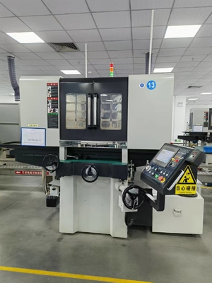2750X2100x2430mm कुल आयामों वाली सतह पीसने की मशीन जिसमें 1.1KW व्हीलहेड मोटर और 0-3m/min की टेबल स्पीड है